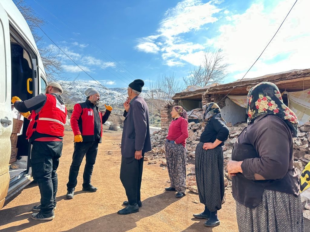 The Turkish Red Crescent has delivered emergency aid to 900 villages affected by the earthquake (1)