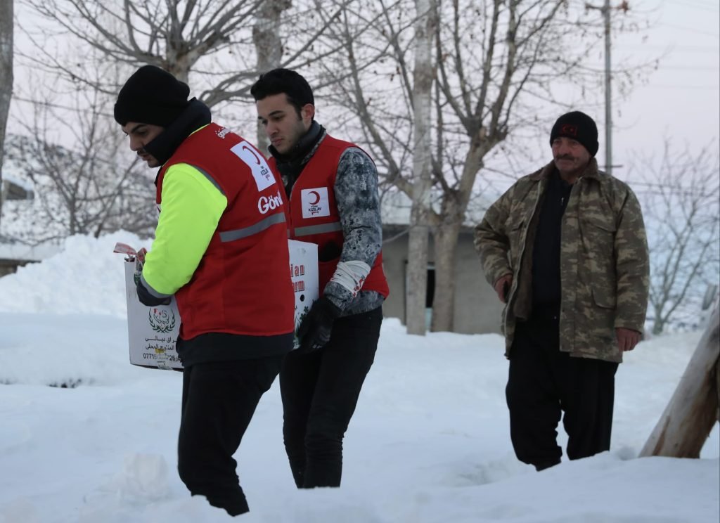 The Turkish Red Crescent has delivered emergency aid to 900 villages affected by the earthquake (4)