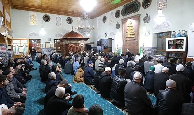 Inegol De Ilk Teravihi Ayasofya Camii Imam Hatibi Topcuoglu Kildirdi 661.jpg