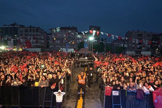 The enthusiasm of ‘May 19th’ in Istanbul; İrem Derici gave a concert (2)